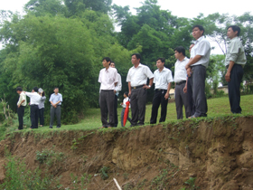 BCĐ phòng chống lũ bão huyện Lương Sơn kiểm tra tình hình sạt lở tại Sông Bùi ở xã Tân Vinh.